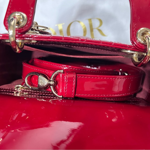 DIOR - Lady Dior medium in red patent - Picture 8 of 13